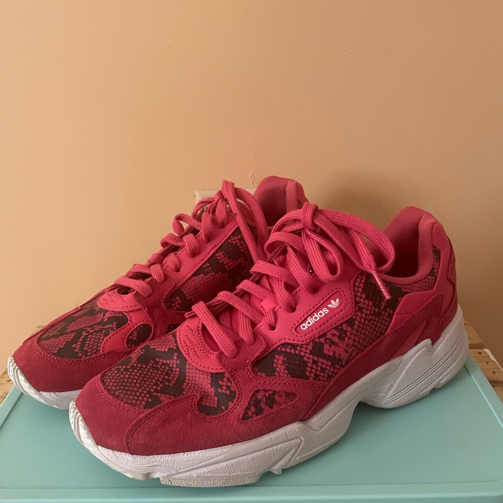 Adidas Falcon Sneakers in pink snakeskin pattern